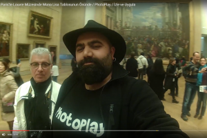 PhotoPlay Paris'te Louvre Müzesinde Mona Lisa Tablosunun Önünde